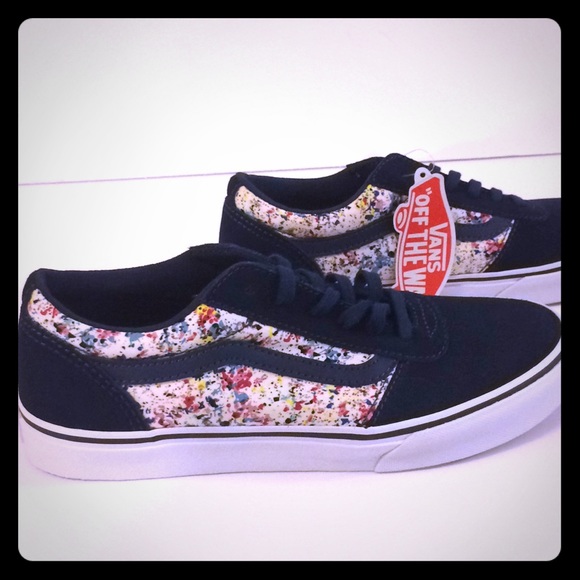 Vans Shoes - Women's Vans sneaker in size 6